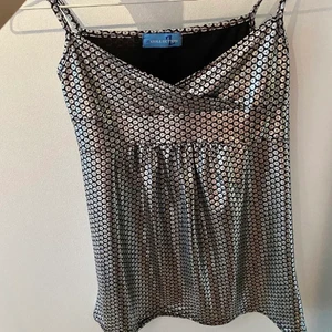 Glittrig topp - Säljer detta linnet som jag köpt här på Plick pga att det är för litet💖 