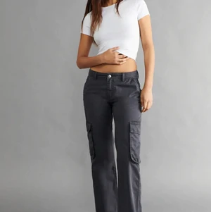 Low Waisted cargo pants - Säljer dessa super snygga  Cargo byxor som endast är använd 1 gång  Sitter bra på mig i längden (165 cm)  Köparen står för frakten !  