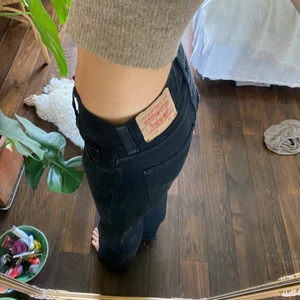 Snyggaste vintage Levis 506 W29 L32! - Säljer mina favorit jeans då de tyvärr blivit för stora:( Denär modellen 506 och jag köpte dem från en vintage butik i Stockholm💞 De har en liiten slitning längst ner på ena benet (kan skicka bild) men annars i super skick! Midja ca 80 och längd ca 80