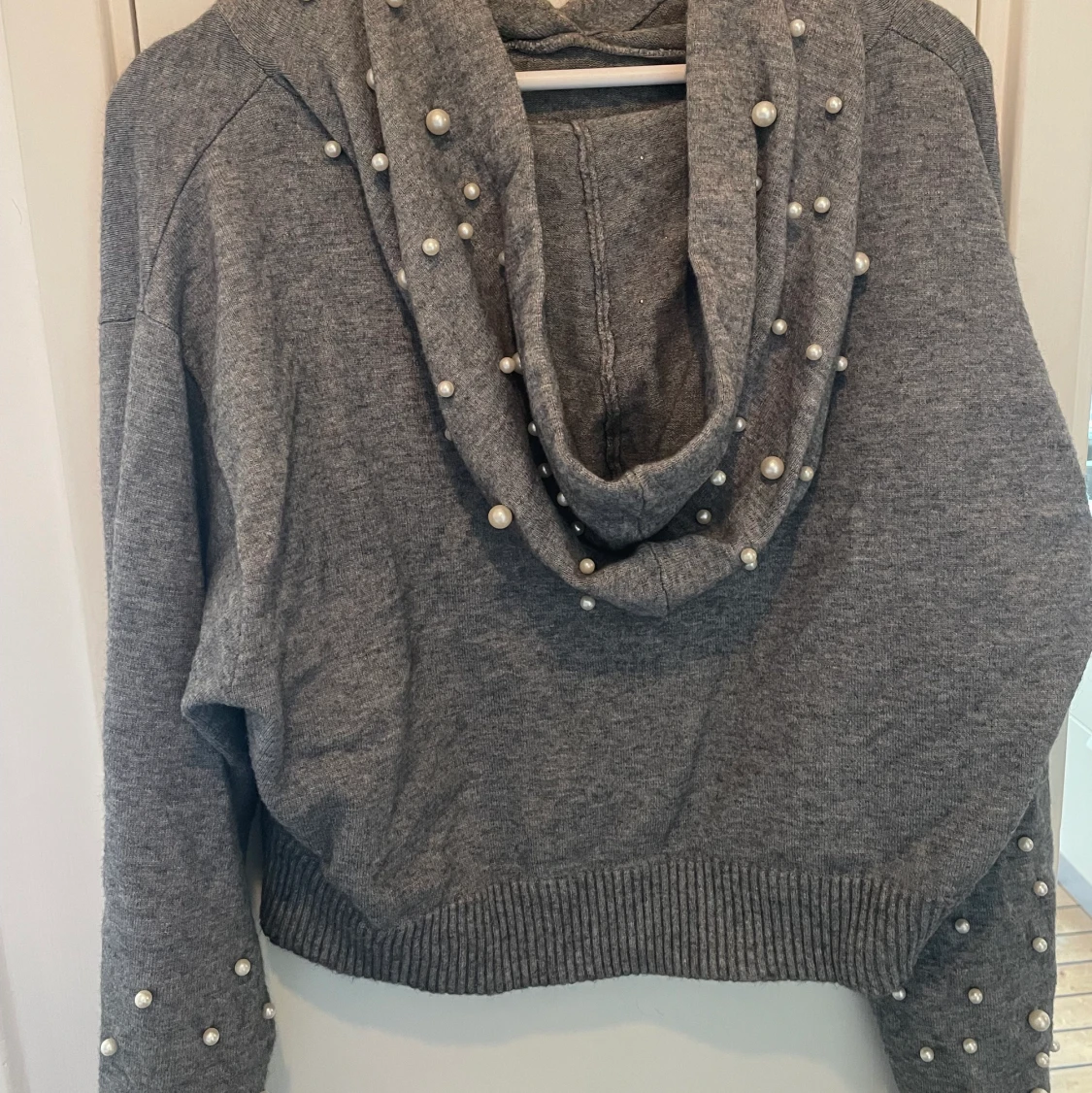 Tjocktröja med pärlor - 90