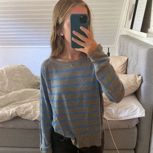 Randig Zara tröja - Superfin och skön randig tröja ifrån zara🤍 Köpt i vintras men är i nyskick fortfarande, använd 1-2 gånger!! Köpt för 120kr💞  Pris kan diskuteras, skriv för fler bilder☺️ frakt står köparen för!!