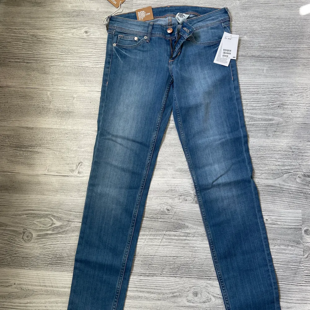 Oanvända jeans från H&M i stl 27/30. Jeans & Byxor.