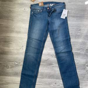 Oanvända jeans från H&M i stl 27/30