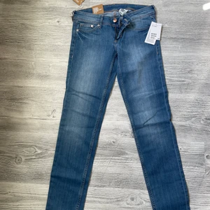 Jeans från H&M stl 27/30 - Oanvända jeans från H&M i stl 27/30