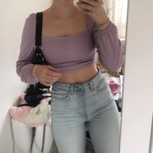 Tröja från H&M  - Kollar intresset på denna söta topp då den knappt kommer till användning pga att den är lite kort i armarna på mig.  Köpt för 1 eller 2 år sedan och sparsamt använd. Inga defekter eller konstigheter.  Jag är 170 cm lång för referens❣️