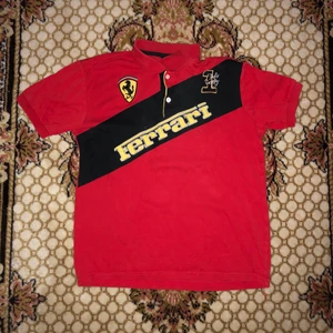 Ferrari piké  - Röd Ferrari piké. Skicket är 6/10 inga hål men krympt något i tvätten. Samfraktar såklart, kan också mötas upp i Stockholm. Är också öppen för byten. Kolla gärna mina andra annonser om du gillar denna. 😁😁😁