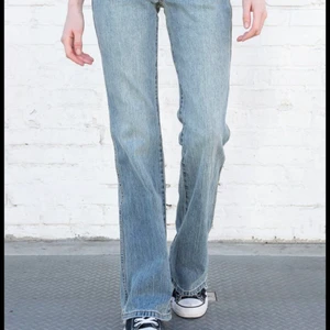 Lowwaist jeans  - Säljer mina fina brandy jeans, de är uppsprättade längst ner så långa på mig med långa ben som är 173 ungefär. En defekt då de är trampade på på ena benet längst ner❤️