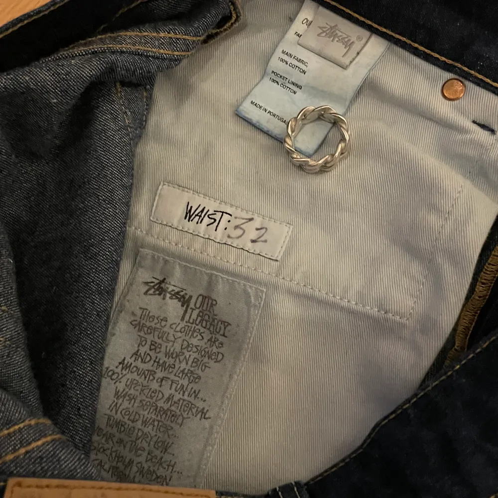 Fetta our legacy x stussy jeans som bara ligger i garderoben, jeansen är väldigt ovanliga att få tag på och köpta på our legacy workshop i Stockholm. Skön straight fit, perfekt för dig som inte vill ha en super baggie fit, 1600 shipped eller buda! W32. Jeans & Byxor.