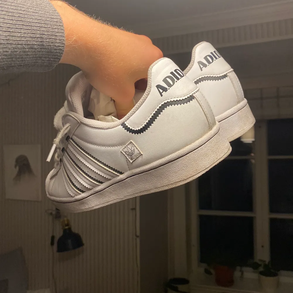 Ett par vita adidas superstar skor som är i ett fint skick! Hör av dig om du vill ha fler bilder:). Skor.