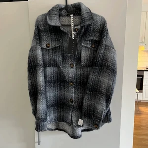 Mysig skjort jacka - HELT NY! Jätte mysig ”luddig” vår/höst skjort jacka, funkar även sena sommar kvällar. Aldrig använd då den känns lite för liten för mig, storlek S/M, de är beroende på hur man vill att den ska sitta, nypris 799kr, som sagt helt oanvänd 😊