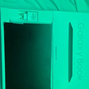 Dator/galaxy book pro  - Helt ny  System: Windows 10 CPU:  i5 1135G7 Vram: shared Memory: 8GB  SSS: 512GB