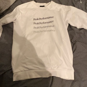 Peak performance sweatshirt - Tja! Säljer nu min peak sweatshirt som är sparsamt använd, bara använd ett få tal gånger, köparen står för frakten.