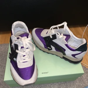 Off white sneakers  - As balla sneakers från OFF white , damskor- strl 39, passar 38-38,5 Skick 6/10 har målarfärg på pilen. Nypris 4800kr, mitt pris 1500kr STEAL!  Kan skicka fler bilder   frakta & mötas upp 