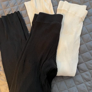 Mjukisbyxor Weekday  - Säljer nu mina två sköna byxor från Weekday. Båda för 150 eller ett par för 100kr! Finns en fläck på de svarta men ska gå bort i tvätten.