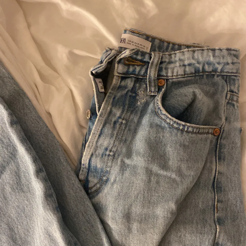 Säljer nu mina favorit jeans, dem är ifrån zara och är i fint skick. Dom har haft ett hål men sydde ihop de, köpte för 299 men säljer för 199 och inte inkluderar frakt men skriv för mer bilder och svar💙🌻. Jeans & Byxor.