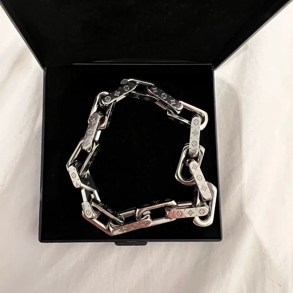 Louis Vuitton monogram chain bracelet. Storlek L . Bara testat, som helt nytt, låda å allt annat är i toppskick. Accessoarer.