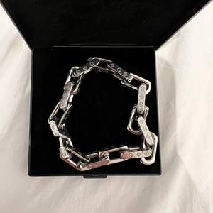 Louis Vuitton monogram chain bracelet. Storlek L . Bara testat, som helt nytt, låda å allt annat är i toppskick