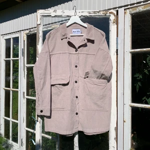 Oversized manchesterjacka i beige  - Använd vid ett fåtal tillfällen och är i nyskick.  Jackan har en ”slits” på vardera sida. 