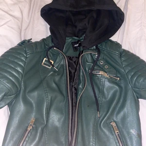 Jacka - En mörkgrön skinnjacka storlek xs