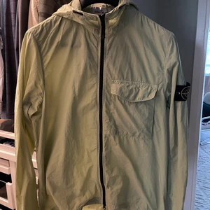 Stone island jacka M  - Hej  Säljer min stone island jacka. Den är använd 1 gång, så finns inga fläckar eller skador på den.  Nypris var 2900kr