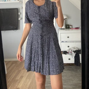 Vintage klänning  - Älskar denna vintage 90-talsklännningen som bara skriker Friends😍 justerbar i midjan och passar såväl XS som M och är superhärlig till sommaren 