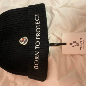 Moncler mössa - Köpte den på nk , har aldrig använt den eftersom att de e för varmt nu, kan gå ner i pris också, och tar emot byten