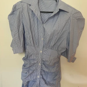 Randig klänning  - Blårandig klänning 