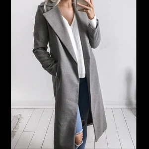 Grå kappa - Säljer denna gråa kappa från Sundays the lable i storlek 8 ( motsvarande small), den bruna är bara för att tydligare se hur den ser ut! Inköpt för 1300 förra året men kommer inte till användning 