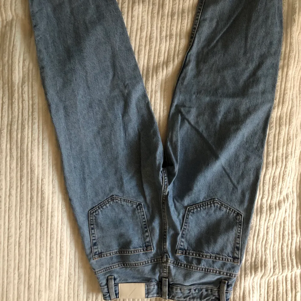 Blåa Mom jeans i nyskick från stay, carlings som fungerar för XS och S. . Jeans & Byxor.