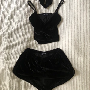 Velour set brandy Mellvile - Svart Velour set från Brandy Mellvile i Onesize passar XS/S. Shorts, snyggt urringat linne som även går att ha som festtopp och hårband i velour. 