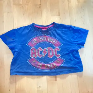 Grå ACDC croptop - t-shirt
