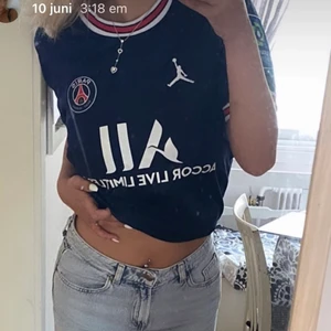 psg tröja  - psg tröja perfekt skick strl S man  säljer för passar inte längre stilen jag vill ha 