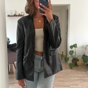 Skin kavaj - Så cool skinkavaj! Köpt begagnat på sellpy men är ursprungligen från bershka