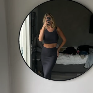 Set från nelly - Ett mörk grått set från Nelly, så himla skönt och stretchigt material. Använd ett fåtal gånger därav nyskick! 