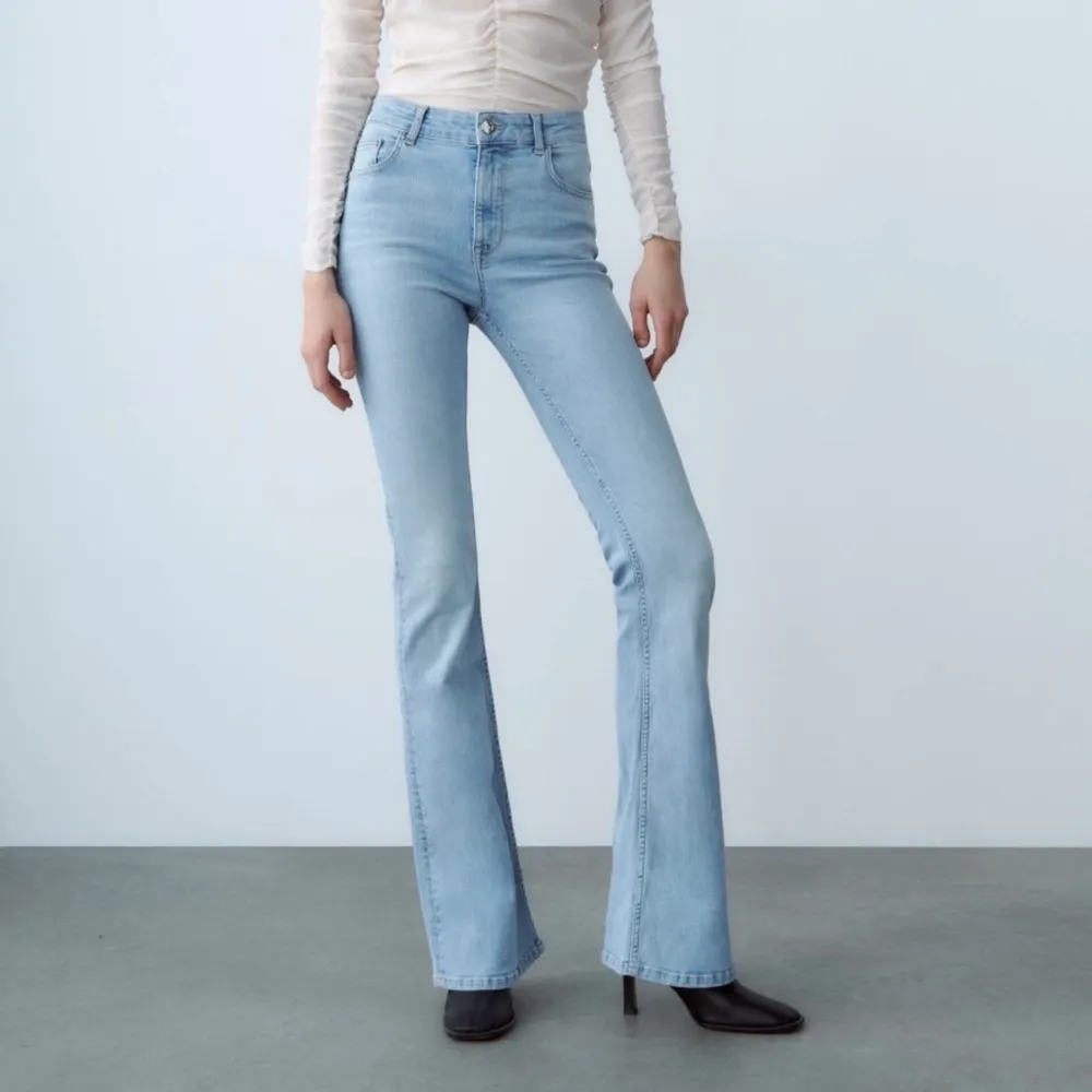 Superfina ljusblå bootcut jeans från Zara💕. Jeans & Byxor.
