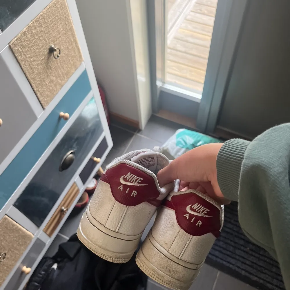 Nike Air Force 1 Low Red med guld detaljer. Rätt slitna men de är för snygga för att slängas. Köpta för 1200 ish om inte mer . Kengät.