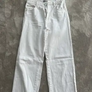 Vita long straight jeans från stradivarius. Sitter superbra och de är verkligen superfina. Storlek 36💕💕💕
