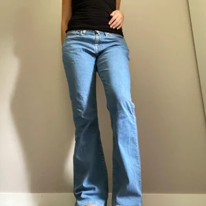 Lågmidjade levis jeans - Ljusblå Levis jeans❤️❤️ Midjemått : 76 cm Innebensläng : 79 cm 