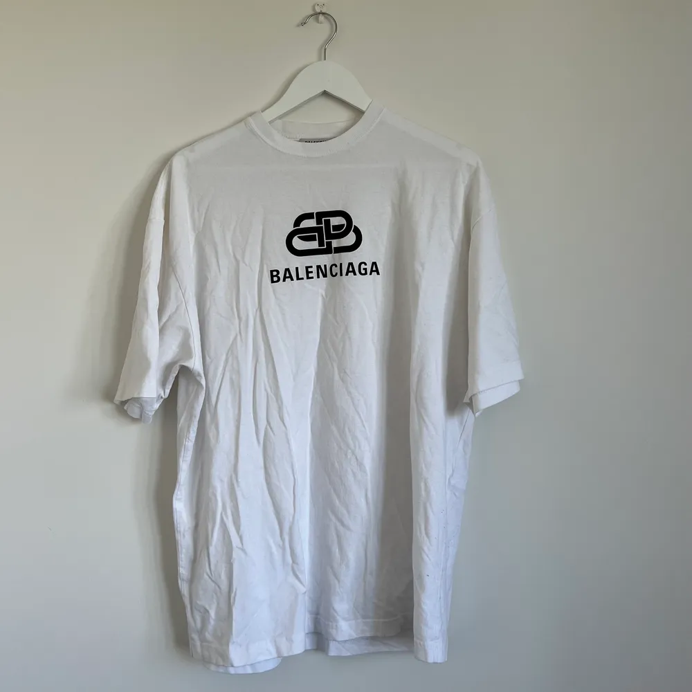 Vit Balenciaga T-shirt inköpt på NK för nypris 3250 sommaren 2017. Kan gå med på lägre pris. Måttlig använd och i bra skick. Ganska oversize och är unisex.. T-shirts.