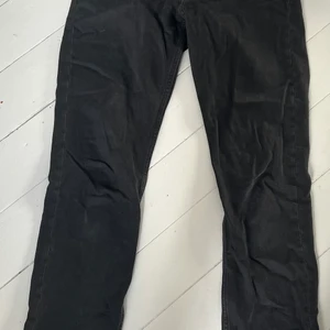 midwaist svarta jeans  - Skitsnygga jeans från weekday! Tyvärr för små för mig och därför säljer jag dem💕 hör av er om ni har frågor!