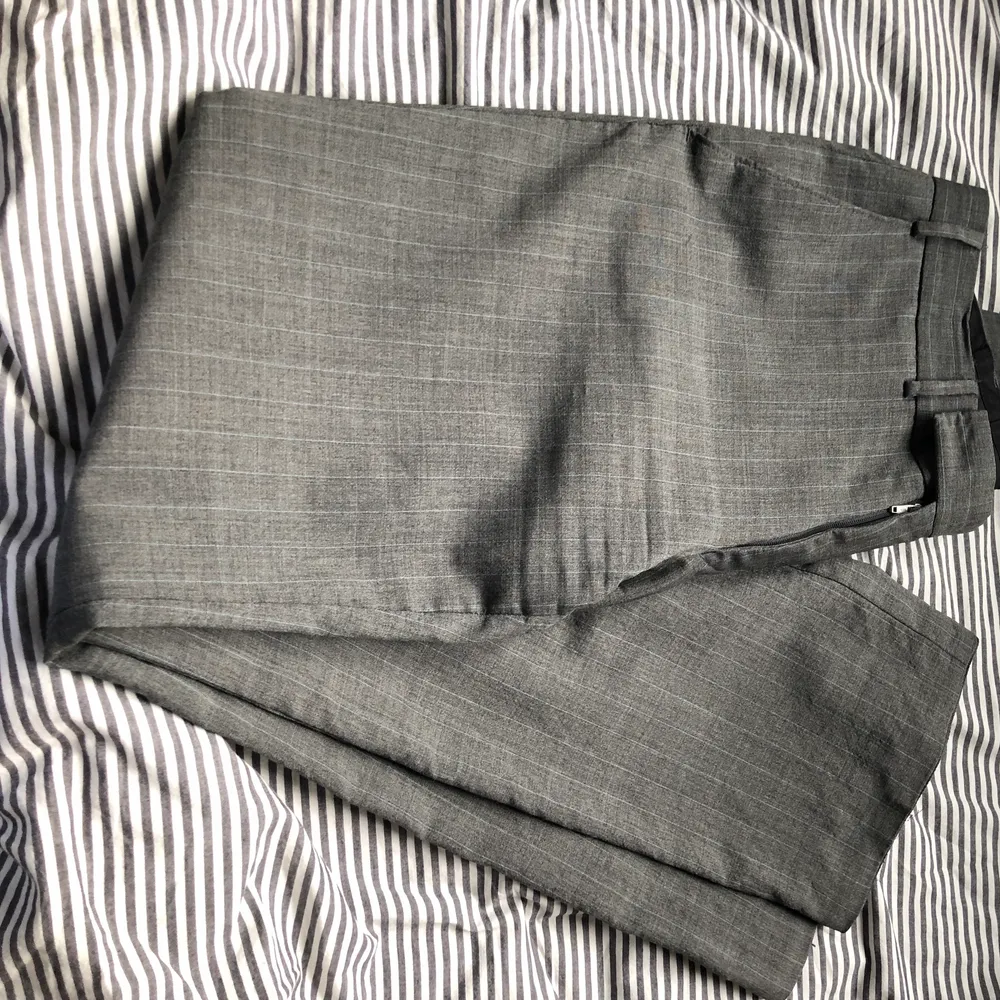 Syperdupersnygga grå kostymbyxor från Batistini. ❤️❤️Storleken är lite oklar, men jag skulle säga xs/s. Säljer så de blivit för små:( säljer för 250kr och köparen står för frakten🥰 Hör gärna av er vid frågor!. Jeans & Byxor.