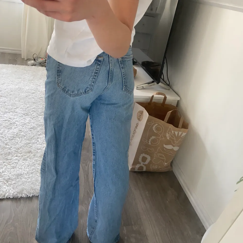 Blå raka jeans från lager 157, den sitter sjukt snyggt och är väldigt sköna! Rak modell. Jeansen är i mycket bra skick! . Jeans & Byxor.
