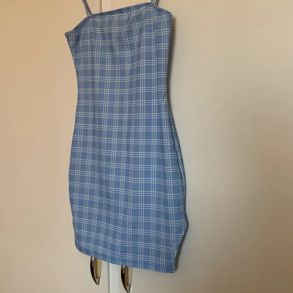 Blå klänning i strl XS. Köpt från shein, knappt använd. Har en liten slit på vänster sida.. Klänningar.