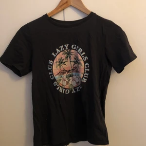 T-shirt från Gina Tricot - T-shirt från Gina tricot. Köparen står för frakten.