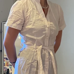 Studentklänning🌟 - Superhärlig sommarklänning köpt på second hand men aldrig använd!!! Även perfekt som studentklänning. Kan mötas upp i Stockholm, frakt tillkommer annars❣️⭐️