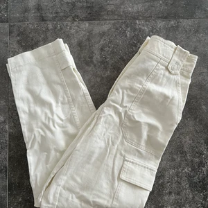 Vita linne cargopants - Vita ”linne” cargopants köpta på h&m förra året med prislapp kvar men passar inte mig överhuvudtaget. Kommer givetvis strykas innan dem fraktas, köparen står för frakt. 