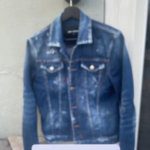 Dsquared2 jeansjacka storlek M(48) - Grymt schysst jeansjacka till sommaren, nypris cirka 4000kr. Bra skick , har hängt i garderoben i ett år.