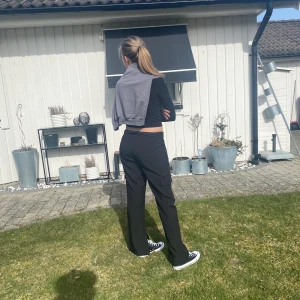 Svart cargokostymbyxor - Svarta cargobyxor med slits nertill. Väldigt luftigt material därmed väldigt sköna. De är högmidjade däremot kan dem vikas ner för att bli lågmidjade(såsom vi gjorde på bilden).🥰🥰