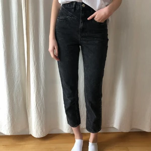 Svarta mom jeans  - Svarta mom jeans köpta på HM, supersnygga med en instoppad tröja/topp!