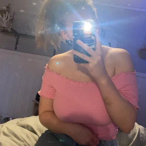 fin rosa tröja  - fin tröja som är sparsamt använd. från h&m💗 söt nu till sommaren✨ skönt och stretchigt material! skriv om du är intresserad eller har frågor💗 köparen väjer och står för frakten💗☺️ Mvh Jonna